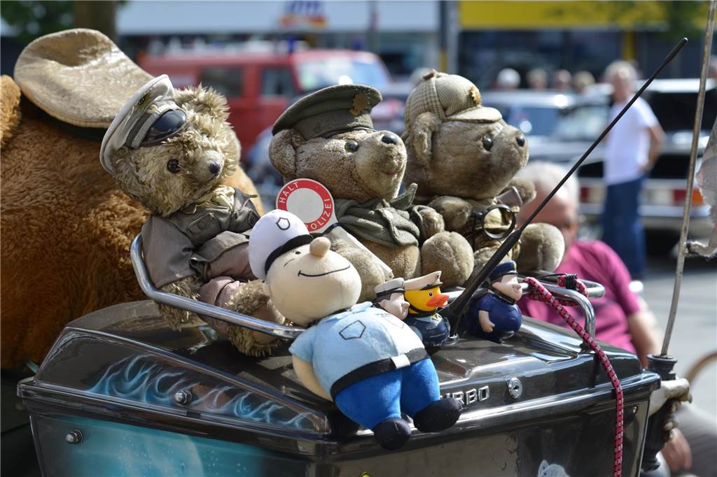 Oldtimer und Youngtimer aus dem 20. Jahrhundert kamen auf dem Huckarder Marktplatz am Sonntag (17.09.2023) zusammen. Es war eine hochinteressante Auto-Schau.