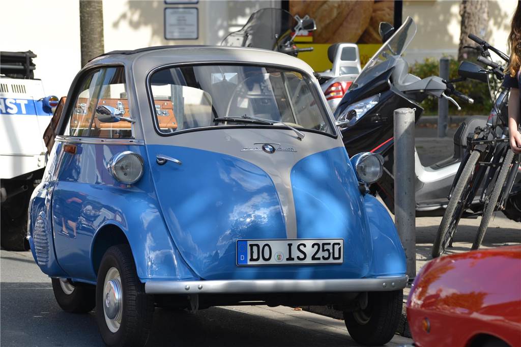 Oldtimer und Youngtimer aus dem 20. Jahrhundert kamen auf dem Huckarder Marktplatz am Sonntag (17.09.2023) zusammen. Es war eine hochinteressante Auto-Schau.