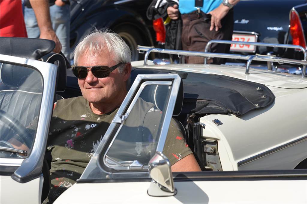 Oldtimer und Youngtimer aus dem 20. Jahrhundert kamen auf dem Huckarder Marktplatz am Sonntag (17.09.2023) zusammen. Es war eine hochinteressante Auto-Schau.