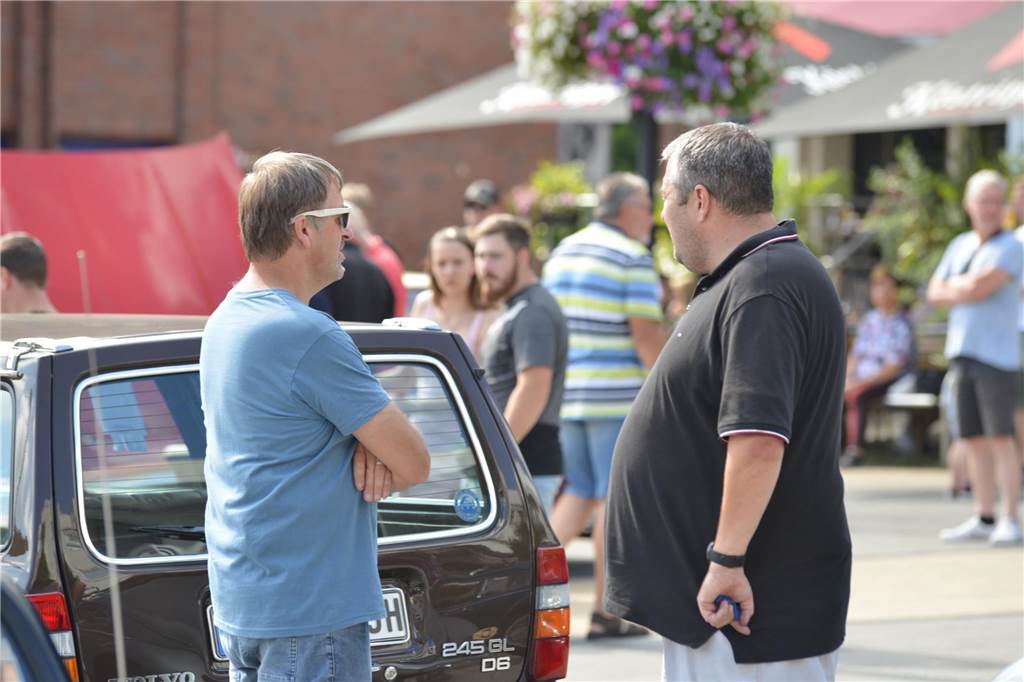 Oldtimer und Youngtimer aus dem 20. Jahrhundert kamen auf dem Huckarder Marktplatz am Sonntag (17.09.2023) zusammen. Es war eine hochinteressante Auto-Schau.