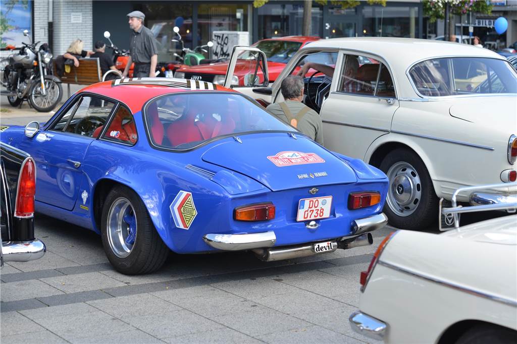 Oldtimer und Youngtimer aus dem 20. Jahrhundert kamen auf dem Huckarder Marktplatz am Sonntag (17.09.2023) zusammen. Es war eine hochinteressante Auto-Schau.