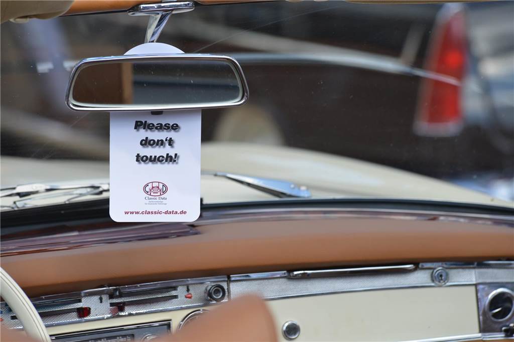 Oldtimer und Youngtimer aus dem 20. Jahrhundert kamen auf dem Huckarder Marktplatz am Sonntag (17.09.2023) zusammen. Es war eine hochinteressante Auto-Schau.