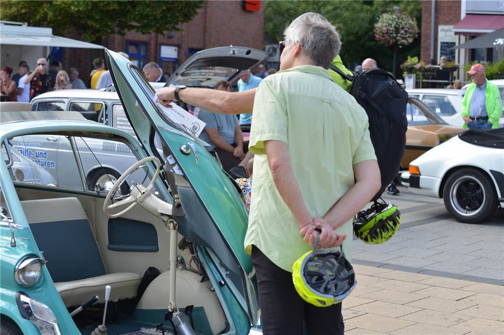 Oldtimer und Youngtimer aus dem 20. Jahrhundert kamen auf dem Huckarder Marktplatz am Sonntag (17.09.2023) zusammen. Es war eine hochinteressante Auto-Schau.