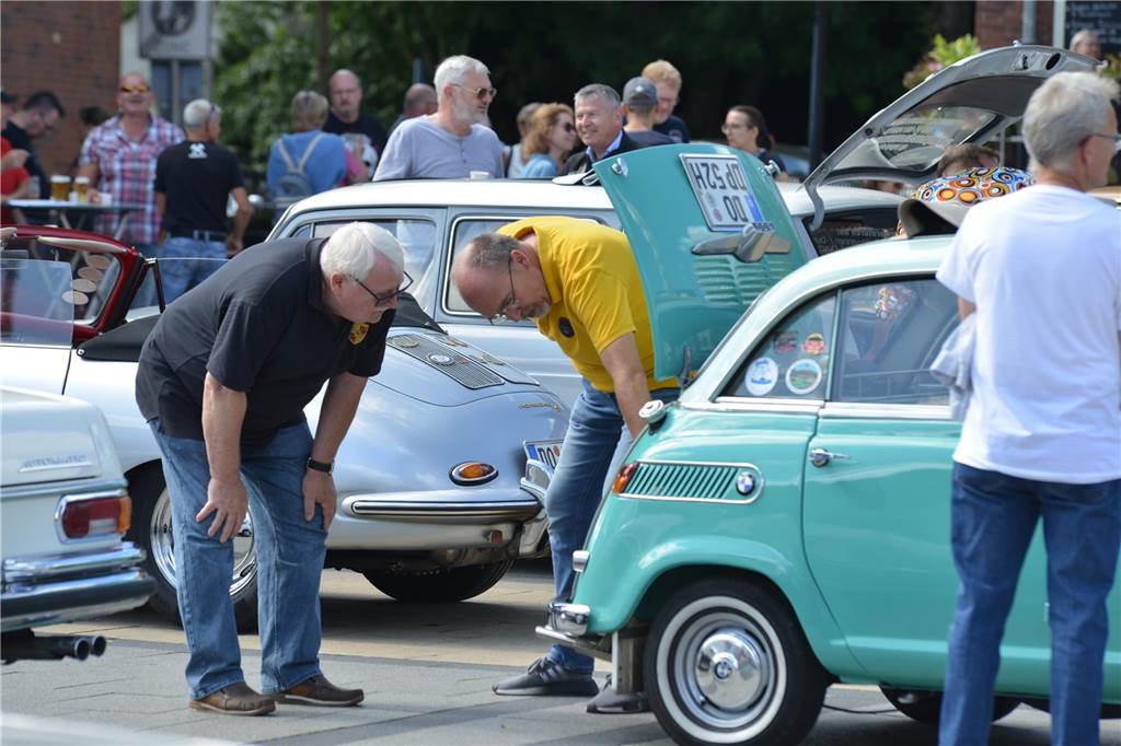 Oldtimer und Youngtimer aus dem 20. Jahrhundert kamen auf dem Huckarder Marktplatz am Sonntag (17.09.2023) zusammen. Es war eine hochinteressante Auto-Schau.