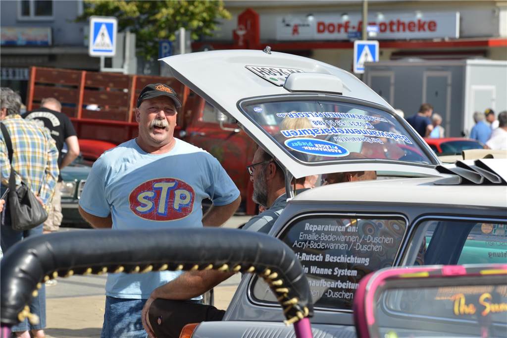 Oldtimer und Youngtimer aus dem 20. Jahrhundert kamen auf dem Huckarder Marktplatz am Sonntag (17.09.2023) zusammen. Es war eine hochinteressante Auto-Schau.