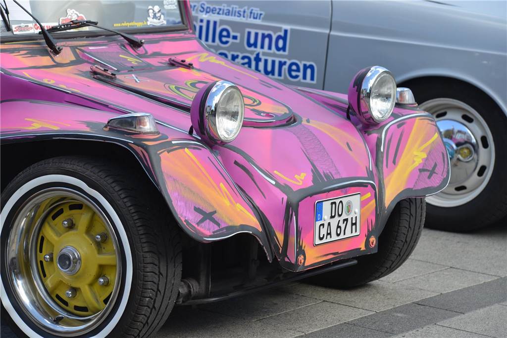 Oldtimer und Youngtimer aus dem 20. Jahrhundert kamen auf dem Huckarder Marktplatz am Sonntag (17.09.2023) zusammen. Es war eine hochinteressante Auto-Schau.