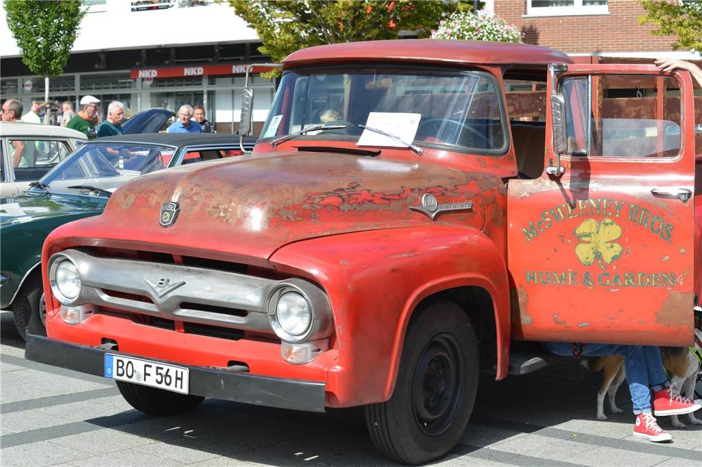 Oldtimer und Youngtimer aus dem 20. Jahrhundert kamen auf dem Huckarder Marktplatz am Sonntag (17.09.2023) zusammen. Es war eine hochinteressante Auto-Schau.