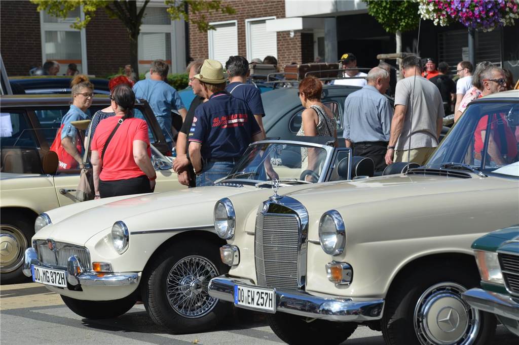 Oldtimer und Youngtimer aus dem 20. Jahrhundert kamen auf dem Huckarder Marktplatz am Sonntag (17.09.2023) zusammen. Es war eine hochinteressante Auto-Schau.