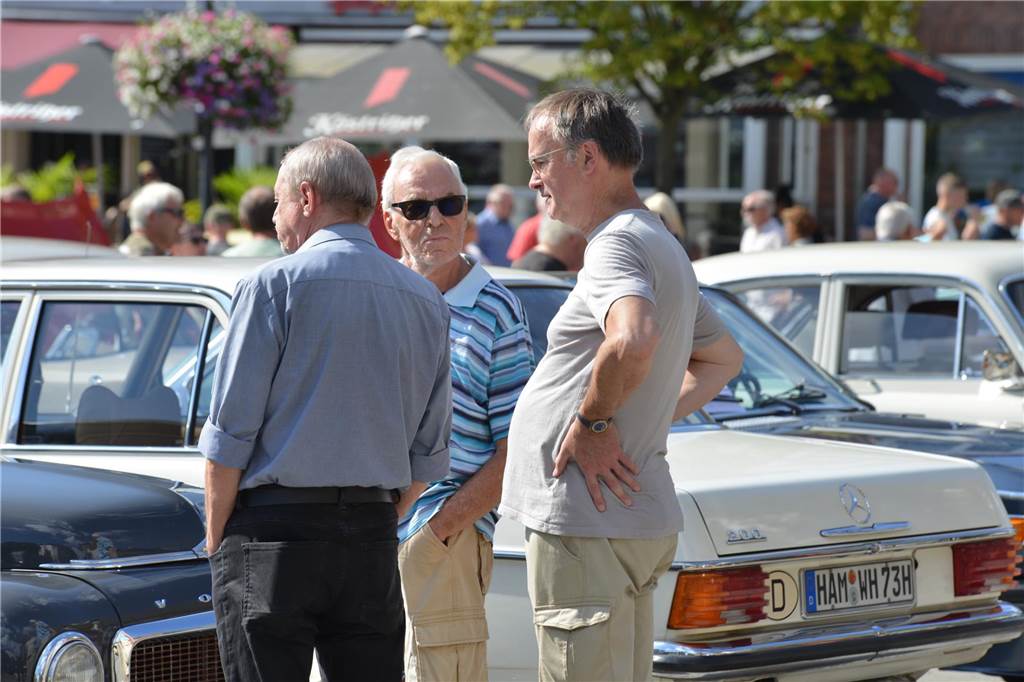 Oldtimer und Youngtimer aus dem 20. Jahrhundert kamen auf dem Huckarder Marktplatz am Sonntag (17.09.2023) zusammen. Es war eine hochinteressante Auto-Schau.
