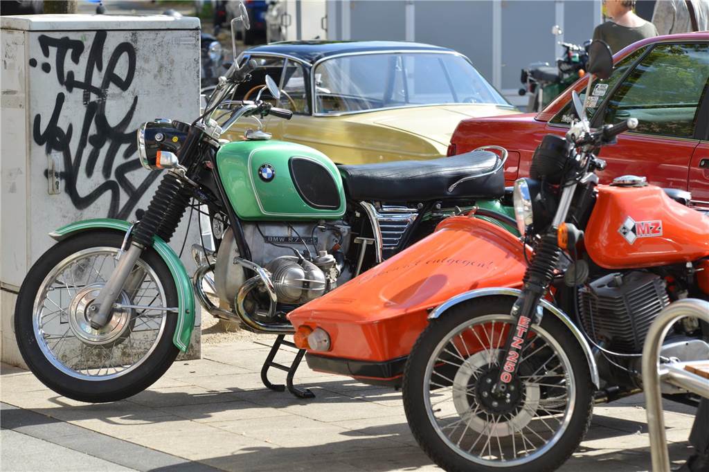 Oldtimer und Youngtimer aus dem 20. Jahrhundert kamen auf dem Huckarder Marktplatz am Sonntag (17.09.2023) zusammen. Es war eine hochinteressante Auto-Schau.
