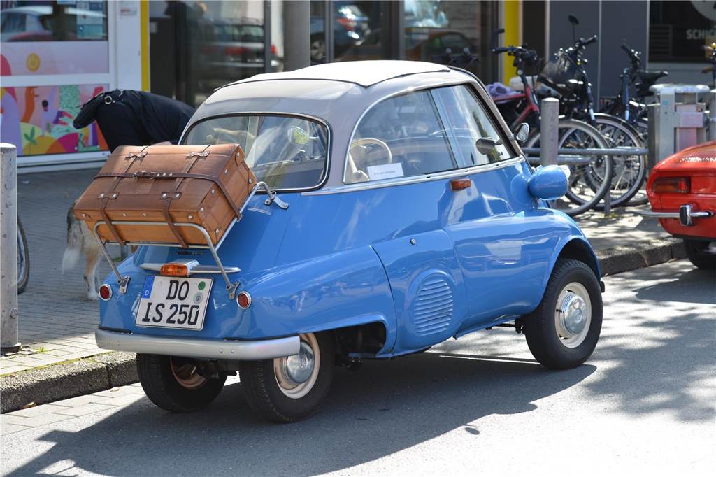 Oldtimer und Youngtimer aus dem 20. Jahrhundert kamen auf dem Huckarder Marktplatz am Sonntag (17.09.2023) zusammen. Es war eine hochinteressante Auto-Schau.