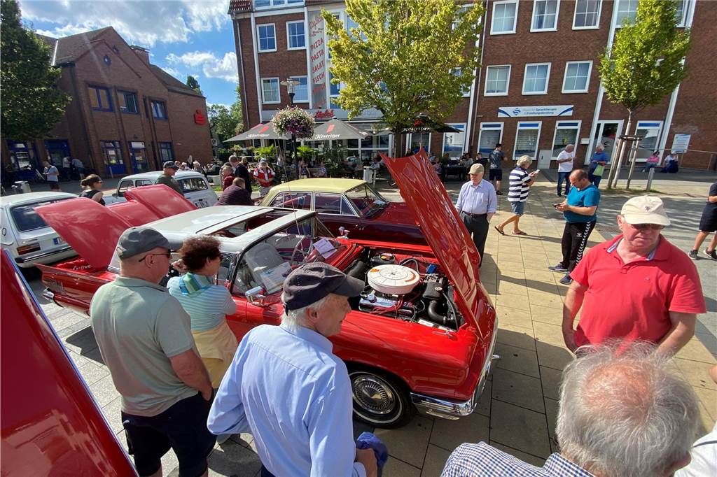 Oldtimer und Youngtimer aus dem 20. Jahrhundert kamen auf dem Huckarder Marktplatz am Sonntag (17.09.2023) zusammen. Es war eine hochinteressante Auto-Schau.