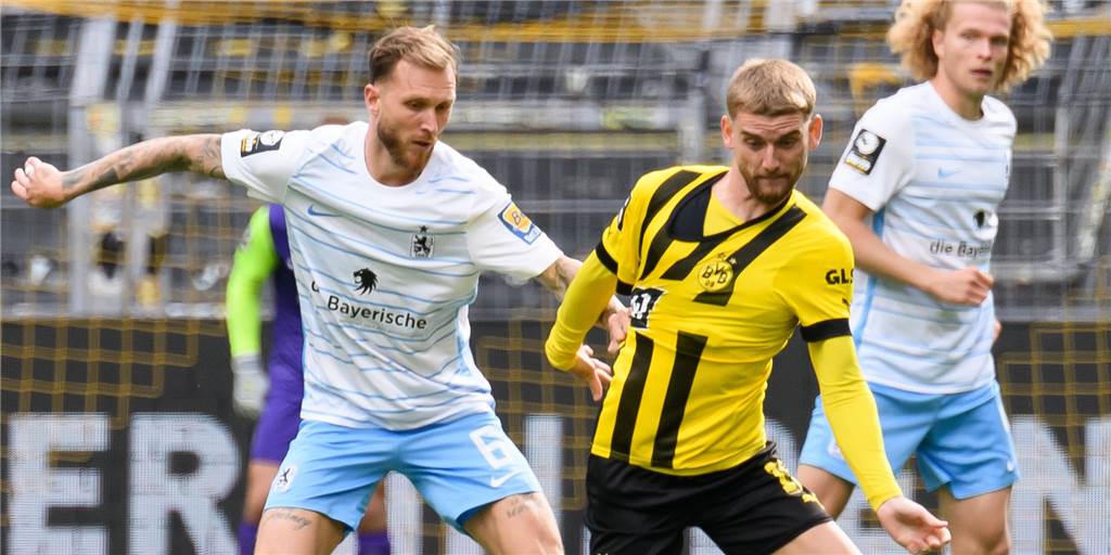 Ole Pohlmann (r.), hier beim Spiel der BVB-U23 gegen 1860 München, fühlt sich wohl im Zentrum.