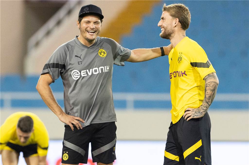 Ole Pohlmann ist der große Gewinner bei der BVB-U23: „Ich möchte in die Bundesliga“ Edin Terzic legt die Hand auf die Schulter von Ole Pohlmann.