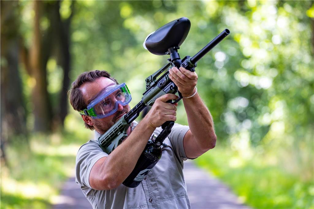 Ole Theisinger zielt mit Paintball-Gewehr auf Eichenprozessionsspinner-Raupen