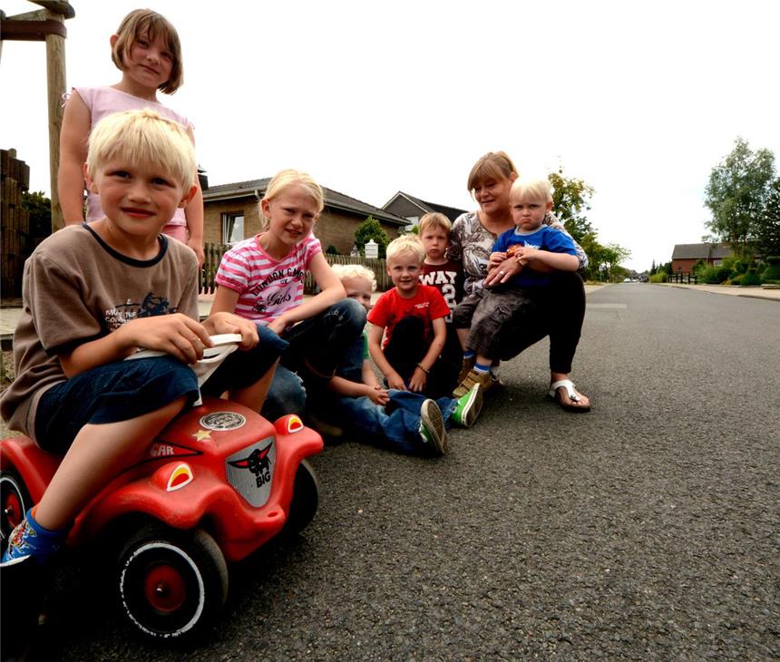 Mutter will Autofahrer in der Markemoote bremsen Ole und die anderen Kinder in der Nachbarschaft an der Markemoote spielen gerne an der Straße und auf dem Spielplatz. Sie wissen, dass sie besonders auf die Autos achten sollen. Bisher ist noch nichts Ernstes passiert. Laut Illona Schikulla reiner Zufall.
