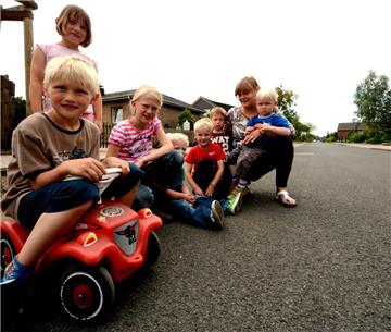 Ole und die anderen Kinder in der Nachbarschaft an der Markemoote spielen gerne an der Straße und auf dem Spielplatz. Sie wissen, dass sie besonders auf die Autos achten sollen. Bisher ist noch nichts Ernstes passiert. Laut Illona Schikulla reiner Zufall.