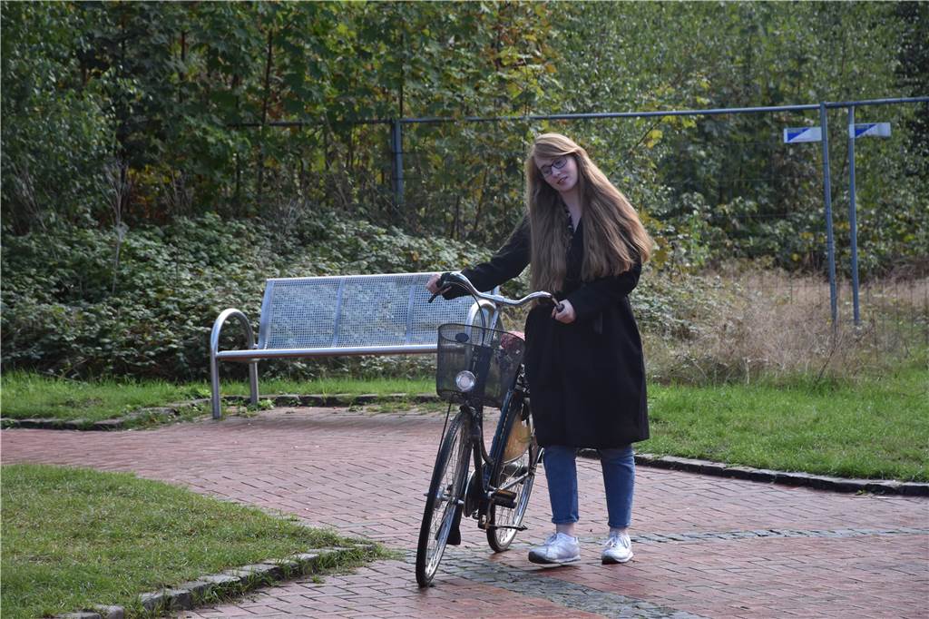 Zuflucht in Vreden: Olena Bezhanska (28) floh vor den Bomben in der Ukraine Olena Bezhanska ist in Vreden und Gaxel vor allem mit dem Fahrrad unterwegs. Für weitere Strecken wie nach Borken nimmt sie den Bus.