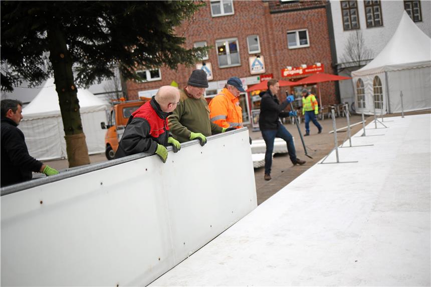 Warum Olfen eine Eisbahn ohne Eis hat Olfen Adventsmarkt Eisbahn