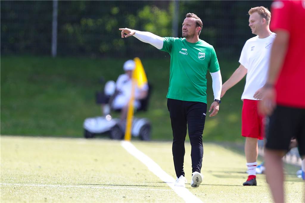 Entscheidung naht: Bekanntes Gesicht könnte Co-Trainer des SuS Olfen werden Olfens Cheftrainer Patrick Linnemann muss weiterhin warten, bis er Unterstützung an der Seitenlinie bekommt.