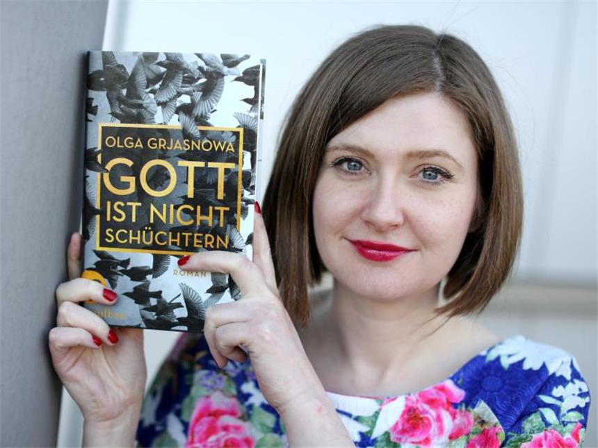 Olga Grjasnowa findet Label "Migrationsliteratur" unsäglich Olga Grjasnowa präsentiert auf der Leipziger Buchmesse ihr Buch "Gott ist nicht schüchtern". Foto: Jan Woitas