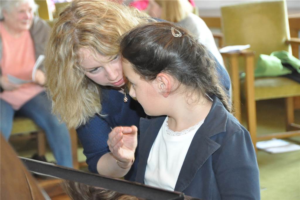 Olga Shonurova kümmert sich intensiv um ihre Schüler, auch, wie hier, bei den Selmer Klaviertagen.
