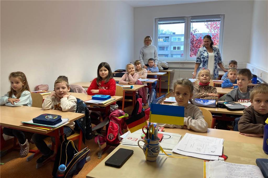 „Für die Zukunft der Kinder“: KSF Vita hilft ukrainischen Flüchtlingen Olha Syzonenko (l.) und Natalia Serhiienko sind selbst vor dem Krieg aus der Ukraine geflüchtet und unterrichten beim KSF Vita jetzt ukrainische Kinder.