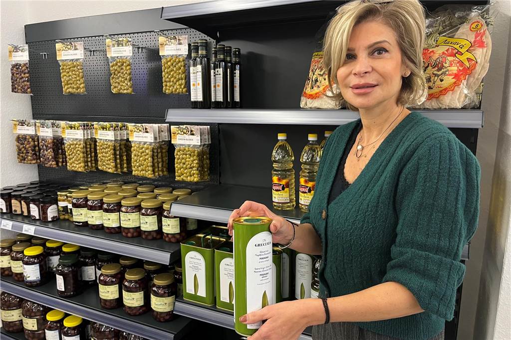 Neuer Supermarkt: Sofia Chaita verspricht Lebensmittel wie in Griechenland Olivenöl und Oliven aus Kreta: Sofia Chaita kocht selbst auch am liebsten griechisch.