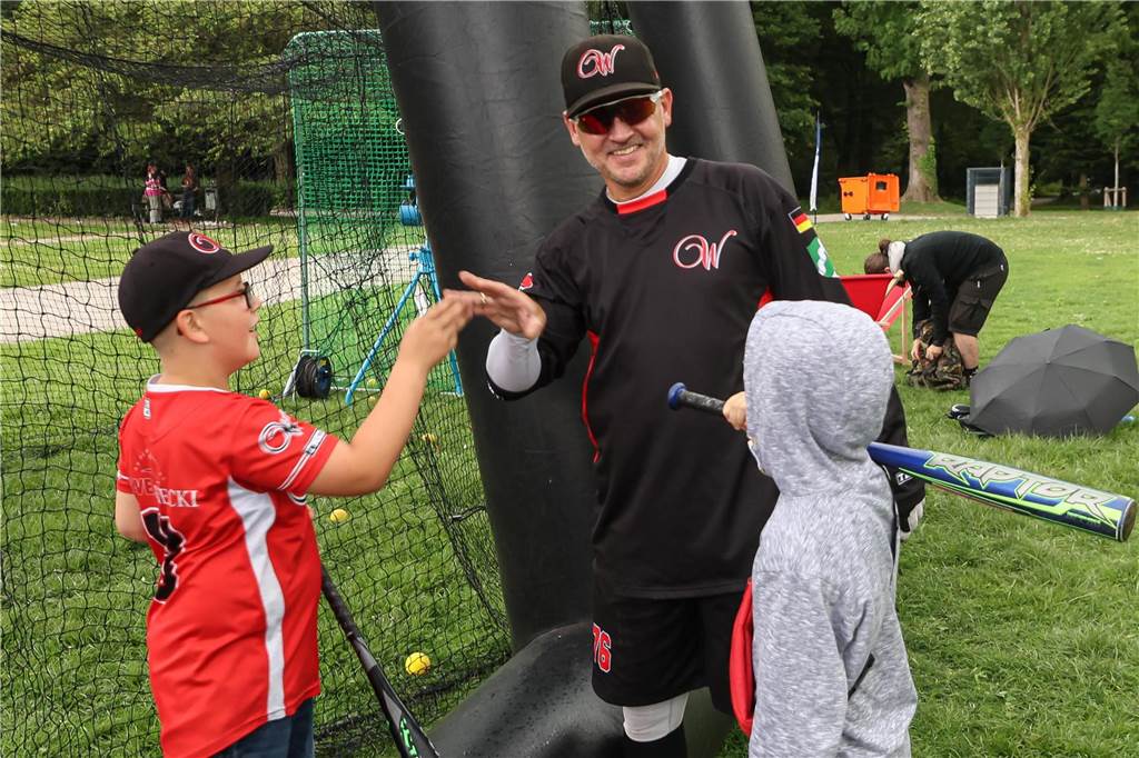 Oliver Berner von den Dortmund Wanderers mit zwei jungen Besuchern des DJ Picknicks.