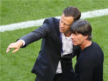 Oliver Bierhoff und Joachim Löw sind derzeit in Kasan. Foto: Christian Charisius
