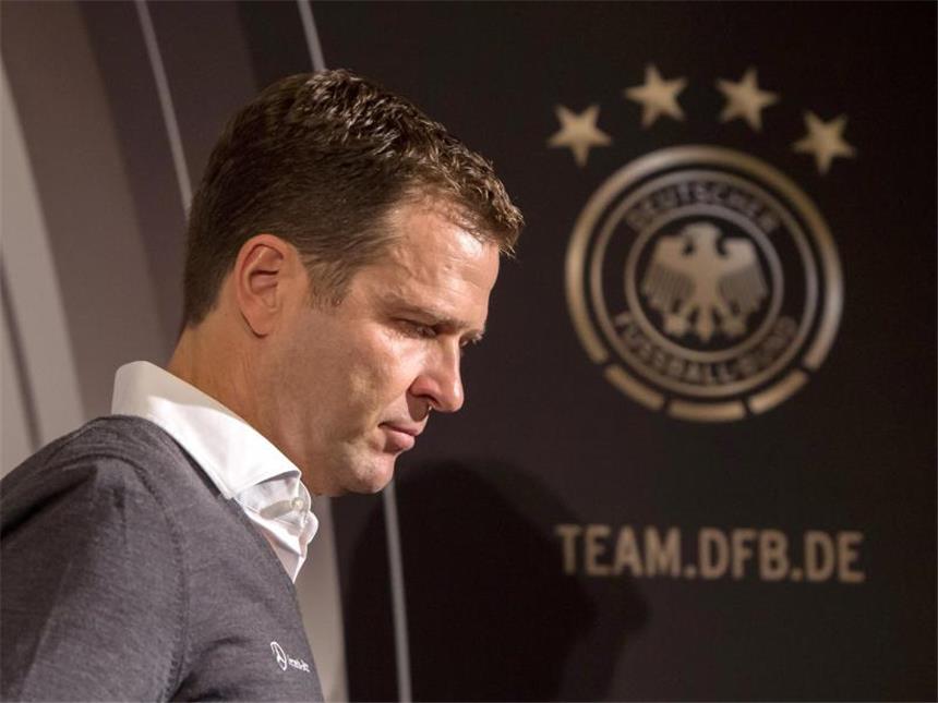 Bierhoff bestürzt: «Sport total im Hintergrund» Oliver Bierhoff zeigt sich von den Ereignissen in Paris betroffen. Foto: Peter Kneffel