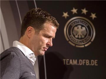 Oliver Bierhoff zeigt sich von den Ereignissen in Paris betroffen. Foto: Peter Kneffel
