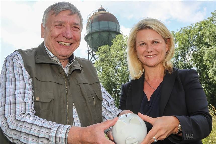 Dicker Batzen Geld für Sanierung des Lanstroper Ei Oliver Champignon vom Förderverein Lanstroper Ei und die SPD-Bundestagsabgeordnete Sabine Poschmann freuen sich über den finanziellen Zuschuss der Bundesregierung