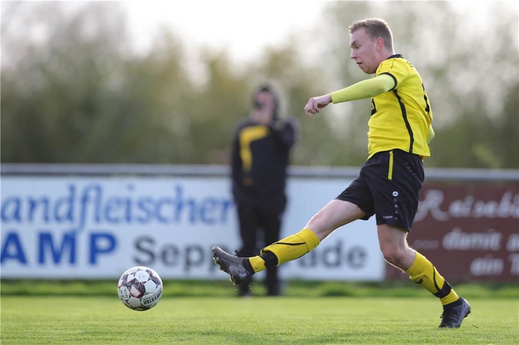 „Team muss wieder in Spur kommen“ Oliver Eckey schießt den Ball.