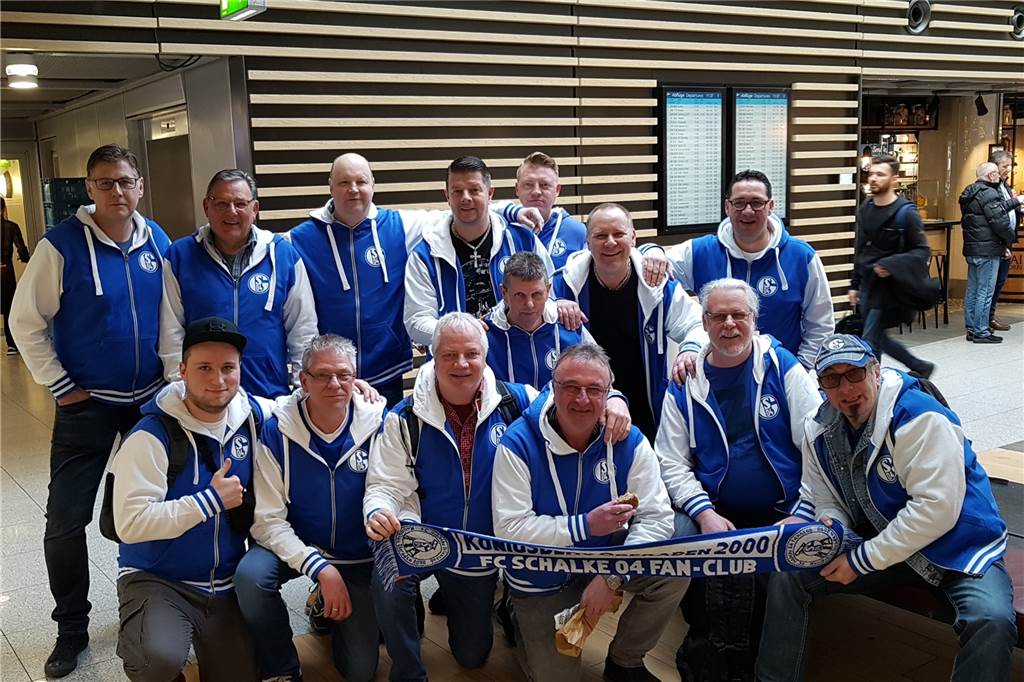 Verheerendes Feuer zerstört Haus: Oberadener Fanclub startet Spendenaktion Oliver Fliegners (h.r.) Haus ist bei einem Feuer zerstört worden. Der FC-Schalke-Fanclub aus Oberaden um Pressesprecher Peter Schirrmacher (vorne, 3.v.l.) will mit einem Spendenaufruf helfen.