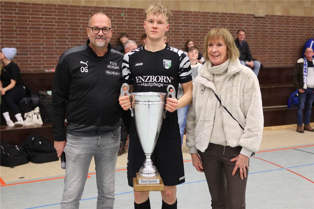 Oliver Gellenbeck vom TuS Ascheberg lässt sich mit dem Sieger des Davert-Pokal fotografieren.