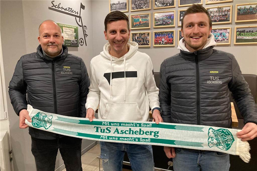 TuS Ascheberg hat einen neuen Trainer : Ex-Oberligacoach übernimmt ab Sommer Oliver Gellenbeck (l.) und Johannes Sandhowe (r.) vom TuS Ascheberg freuen sich über die Verpflichtung von Steven Degelmann.