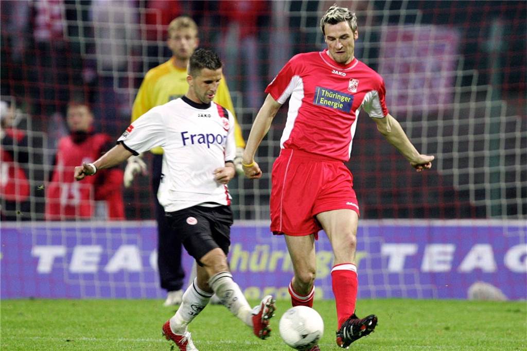 Auftritte als Spieler nicht ausgeschlossen - Ehemaliger Profi im Trainerteam des SV Herbern Oliver Glöden (r.) hier noch in Diensten von Rot-Weiß Erfurt in der Liga gegen den ehemaligen Spieler Benjamin Köhler von Eintracht Frankfurt.