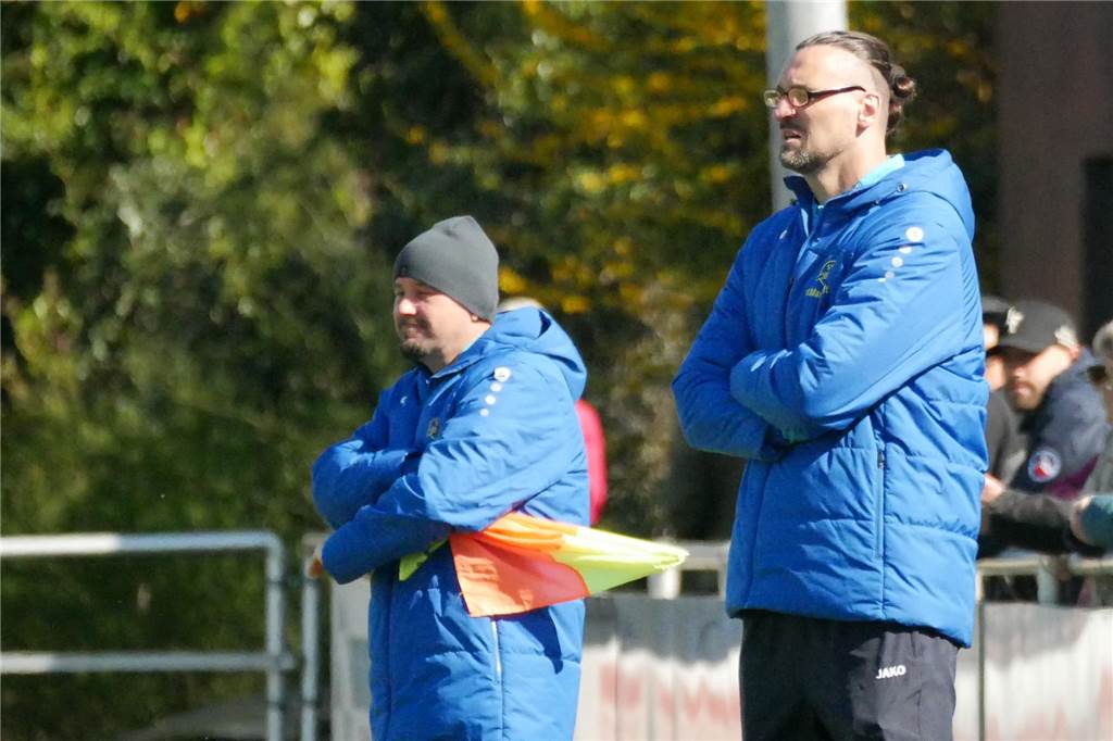 Wildes Remis mit zwei Dreierpackern: SV Herbern gibt Sieg aus der Hand Oliver Glöden steht am Spielfeldrand.