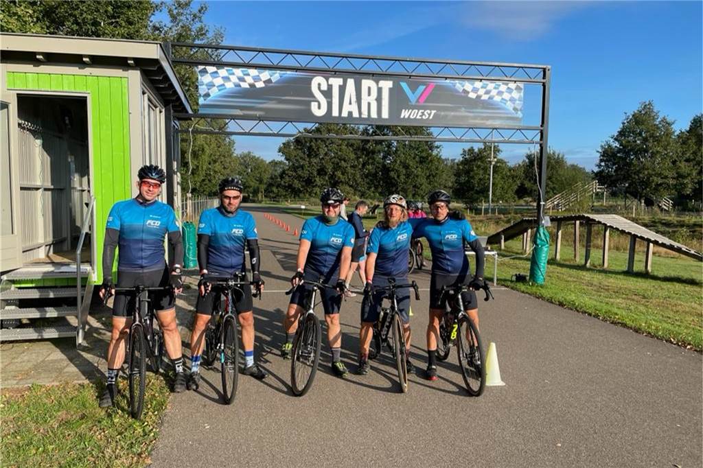 Oliver Golitsch (r.), hier bei einem Gravelbike-Event mit dem Fietsclub Ottenstein, will den Spaß am Radsport vermitteln. Bisher nur Leidenschaft und Hobby, ab Mitte Februar auch beruflich.