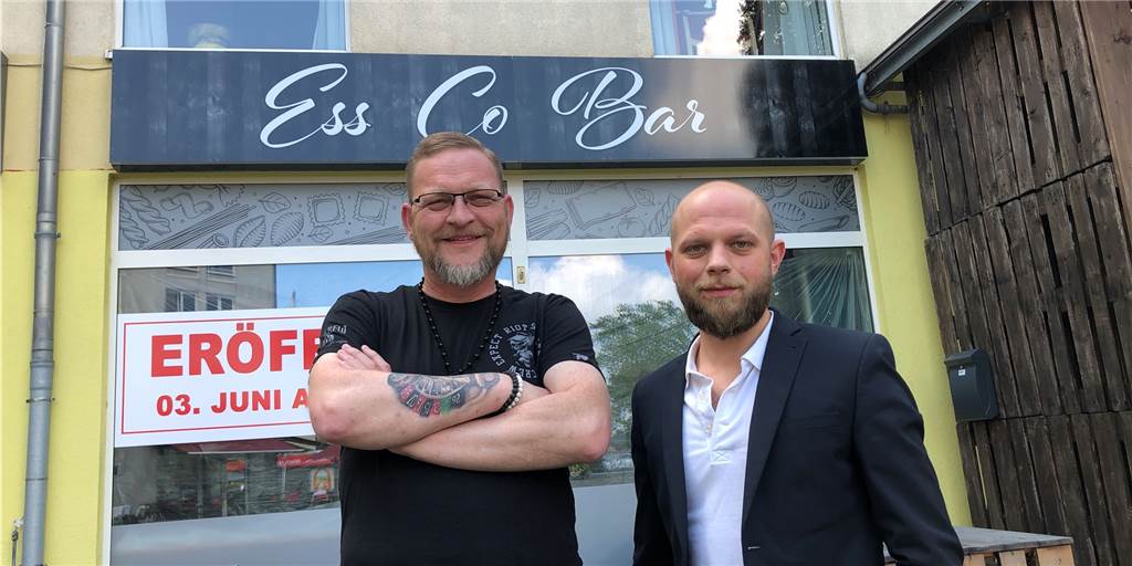 Neues Restaurant in Wickede: Nachfolger von „La Vida“ hat eröffnet Oliver Hemmerle und Guiseppe Lamberti (v.l.) betreiben seit Freitag (3.6.) das EssCoBar am Wickeder Hellweg 93 - direkt neben dem Seniorenhaus Lucia