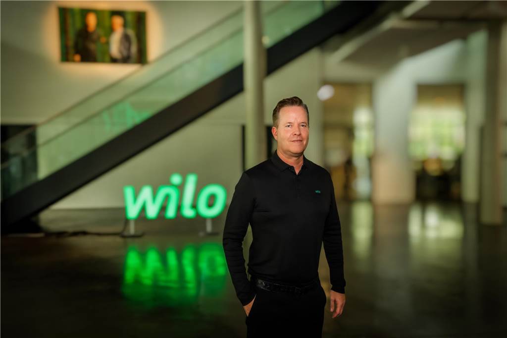 Wilo-Chef Oliver Hermes: Impulsgeber und Zukunftsgestalter Oliver Hermes, CEO von Wilo in Dortmund in der Empfangshalle des Pioneer Cubes im Wilopark. Im Hintergrund ist das Bild über der Treppe zu sehen, das ihn zusammen mit Dr. Jochen Opländer zeigt.