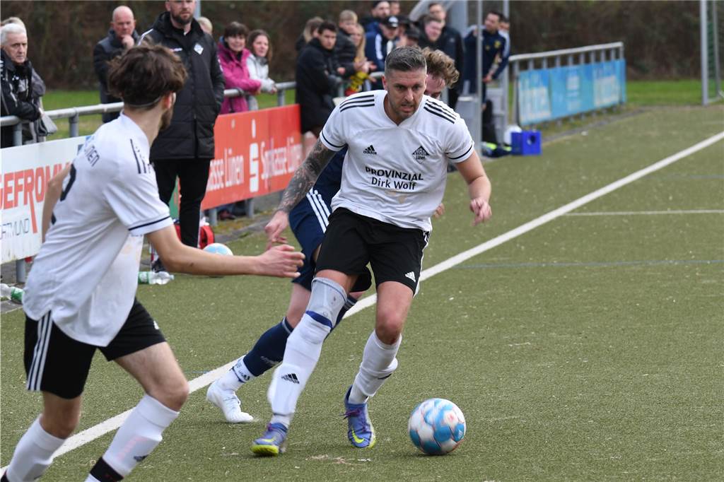 VfB Lünen bestimmt das Spiel und geht leer aus Oliver Hilkenbach führt den Ball.