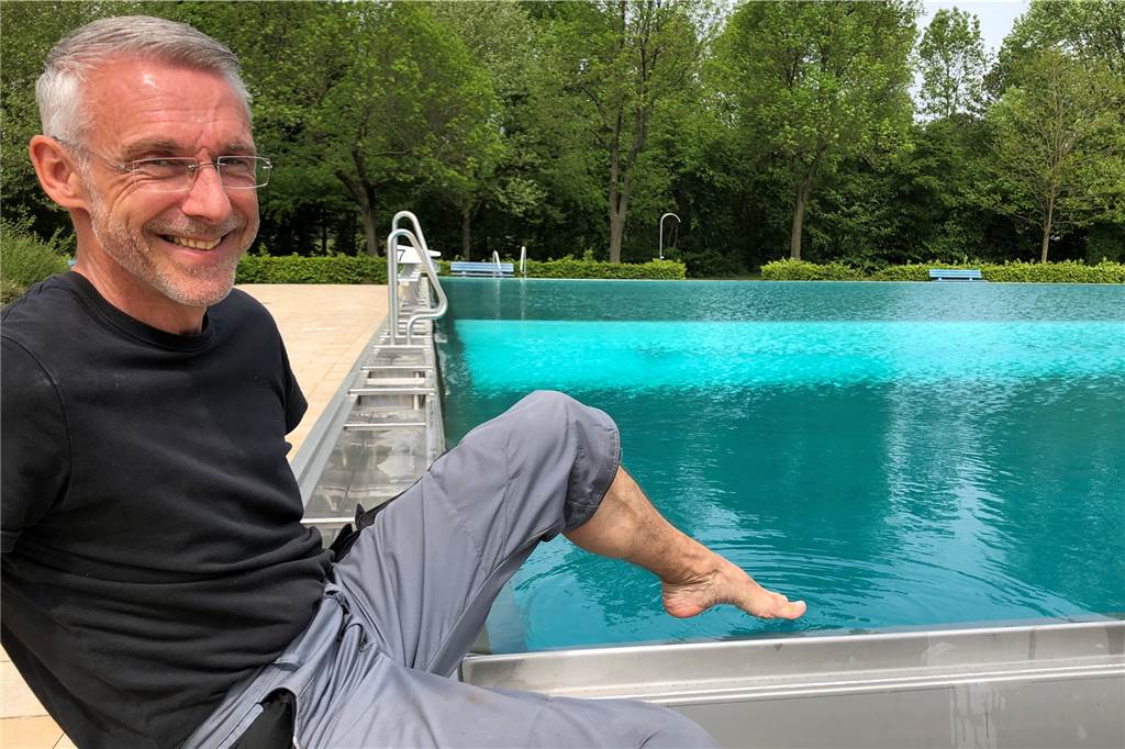 Nach Bilderbuchsommer im Freibad bereitet Stadtlohns Hallenbad Sorgen Oliver Karlsberg machte zum Auftakt der Freibadsaison fürs Foto einen Temperaturtest mit dem dicken Zeh.