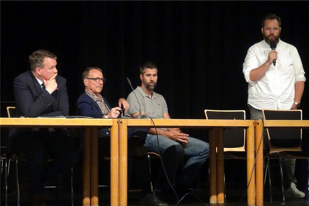 Themen mit Zündstoff: Firmen-Neuansiedlung, ZUE und riesiger Schuttberg Oliver Kraftsik (Vice President GXO Germany, r.) und Torsten Pennartz (Site Director GXO Germany, 2.v.r.) auf dem Podium