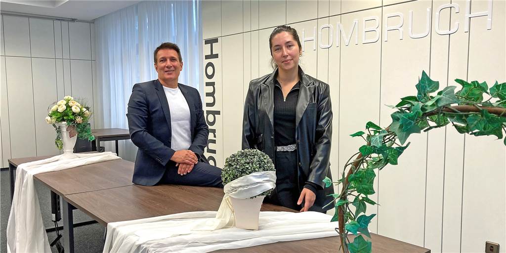 Nach eineinhalb Jahren: Auch in Hombruch kann man wieder „Ja“ sagen Oliver Krauß, Leiter der Bezirksverwaltungstelle und Auszubildende Elena Schmidt im neuen Sitzungssaal, der nun auch als Trauzimmer dient.