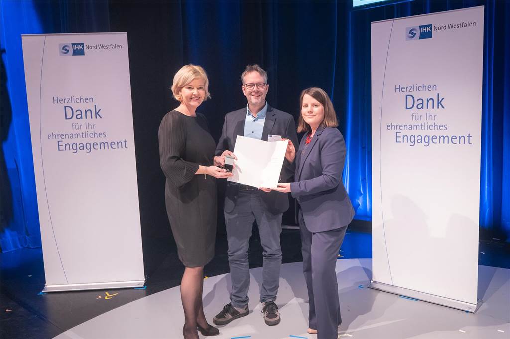 Industrie- und Handelskammer zeichnet mehrere Dorstener aus Oliver Lesch (M.) aus Dorsten, der von den IHK-Vizepräsidentinnen Kathrin Gödecke (l.) und Isabel Habla für seine Verdienste nach 20 Jahren als ehrenamtlicher Prüfer in der Aus- und Weiterbildung der IHK Nord Westfalen mit der Silbernen IHK-Ehrennadel geehrt wurde.