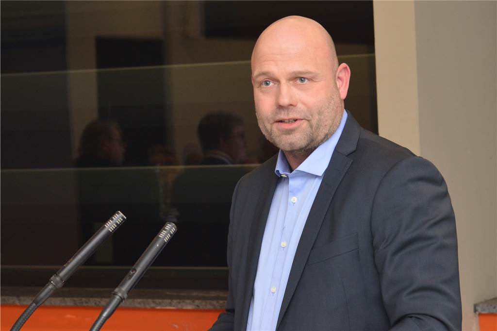 Gerangel in Castrop-Rauxel um Bürgerbeteiligung, Ehrenamt und Sport Oliver Lind hält den Plan der Koalition für falsch: Der Sport in "seinen B3", außerdem sei so ein Antrag "durch die Hintertür", ohne das vorher in anderen Gremien zu thematisieren, absolut unüblich.