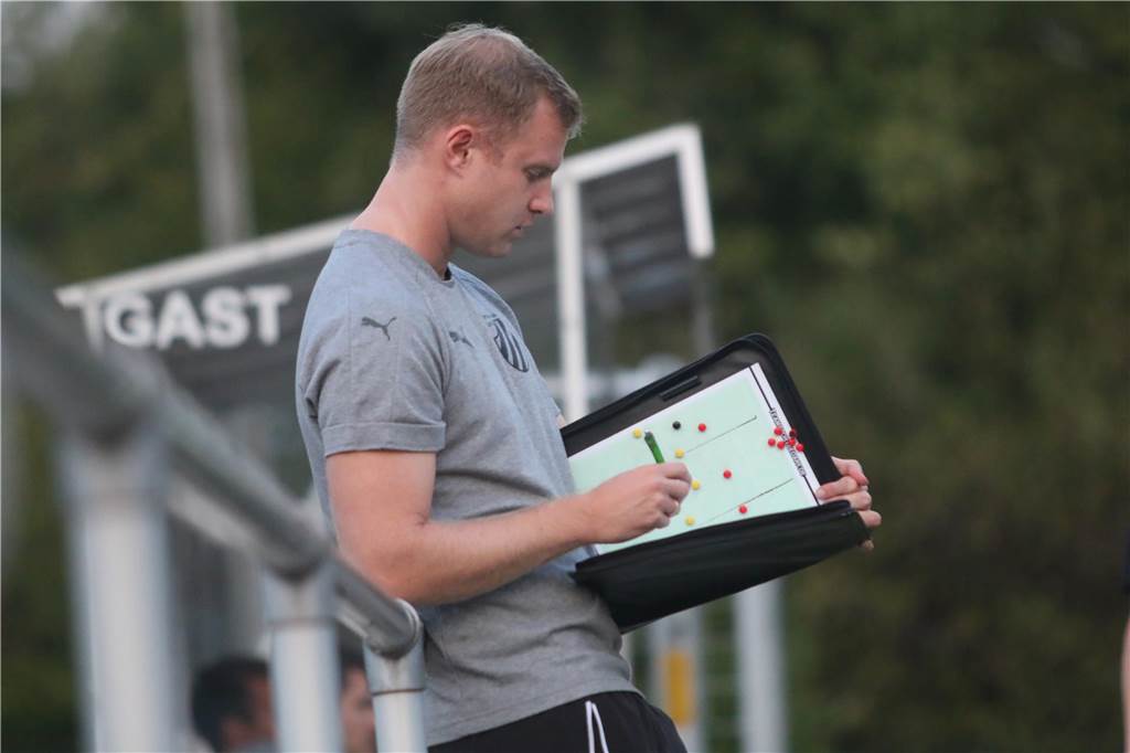 TuS Ascheberg spielt Hinrunde unter den Erwartungen: Oliver Logermann macht sich Notizen.