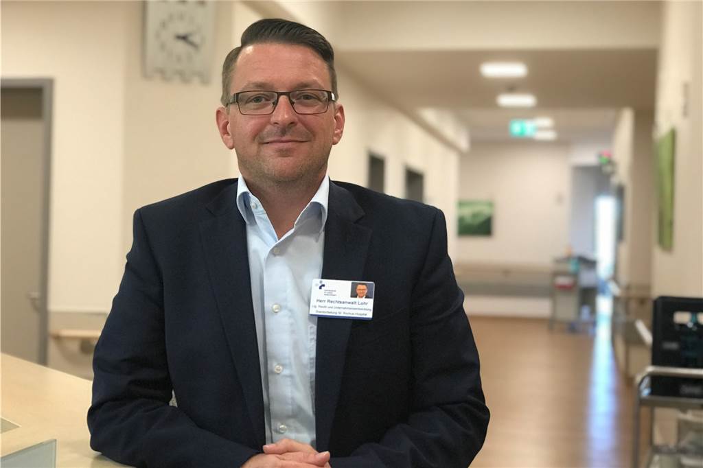 So kam es zum Corona-Ausbruch im Castroper Rochus-Hospital Oliver Lohr ist Standortleiter am Rochus-Hospital. Er sagt, dass man auch in Zukunft mit dem Coronavirus leben müsse. Ein Ausbruch wie dieser könnte für Krankenhäuser die neue Realität werden.